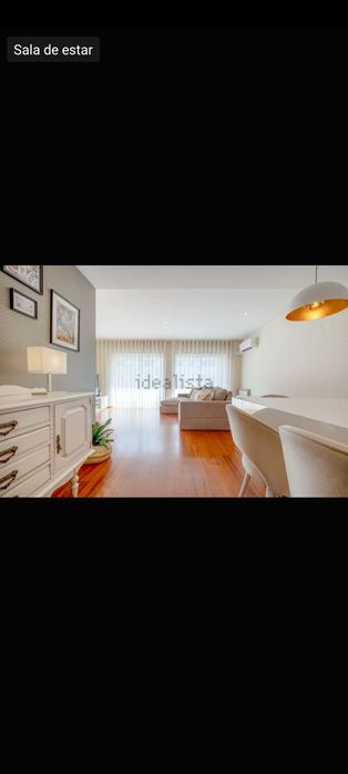 Mesa e cadeiras de sala de jantar