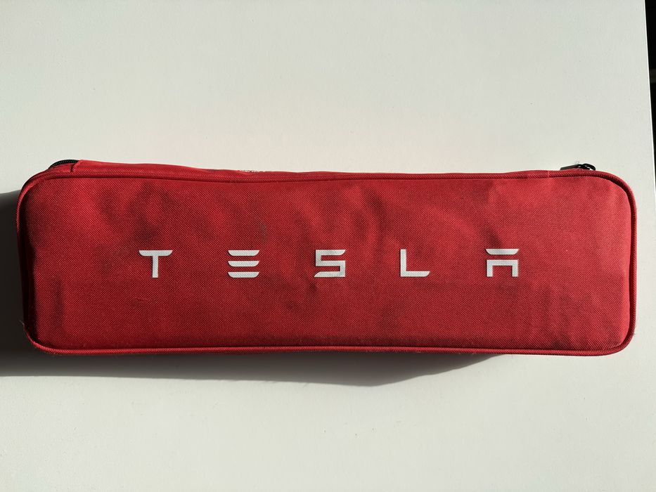 Apteczka Tesla z trójkątem