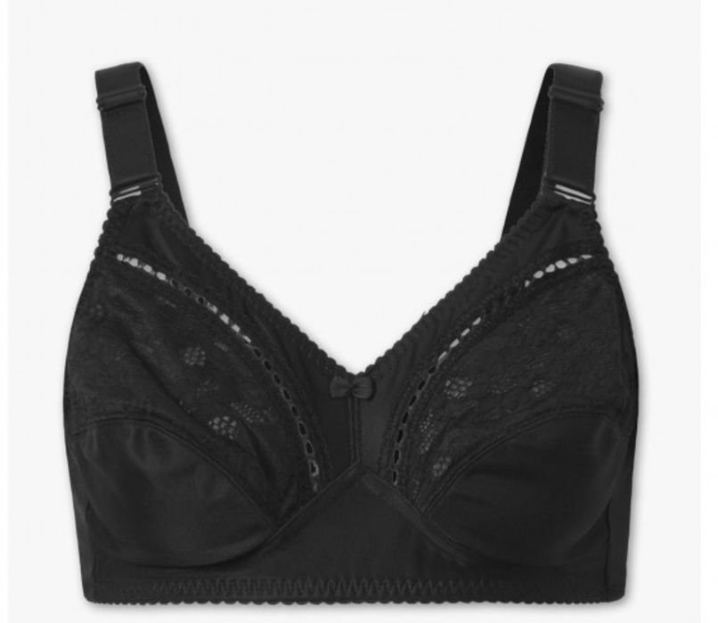 Бюстгальтер бренду C&A, розмір EUR 95 B.
Колір чорний.
М'яка чашка.
Бе