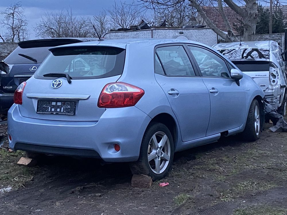 Klapa  tylna ladna Toyota Auris e15 kod lakieru 8s1 cześci