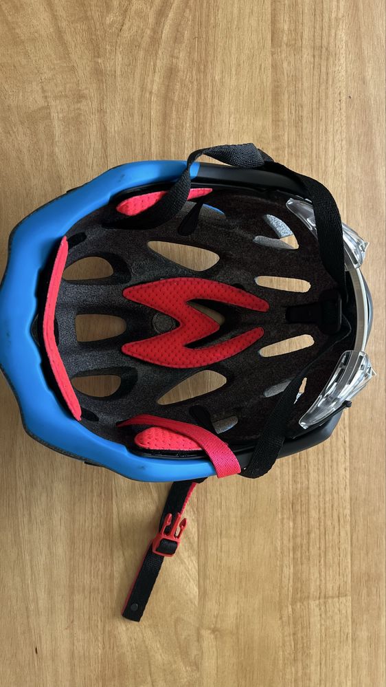 Capacete Btwin azul e preto