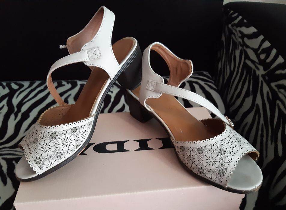 Женские босоножки