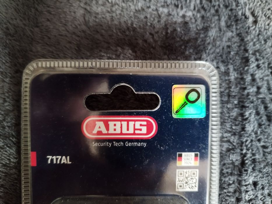 Kłódka mosiężna w osłonie plastikowej