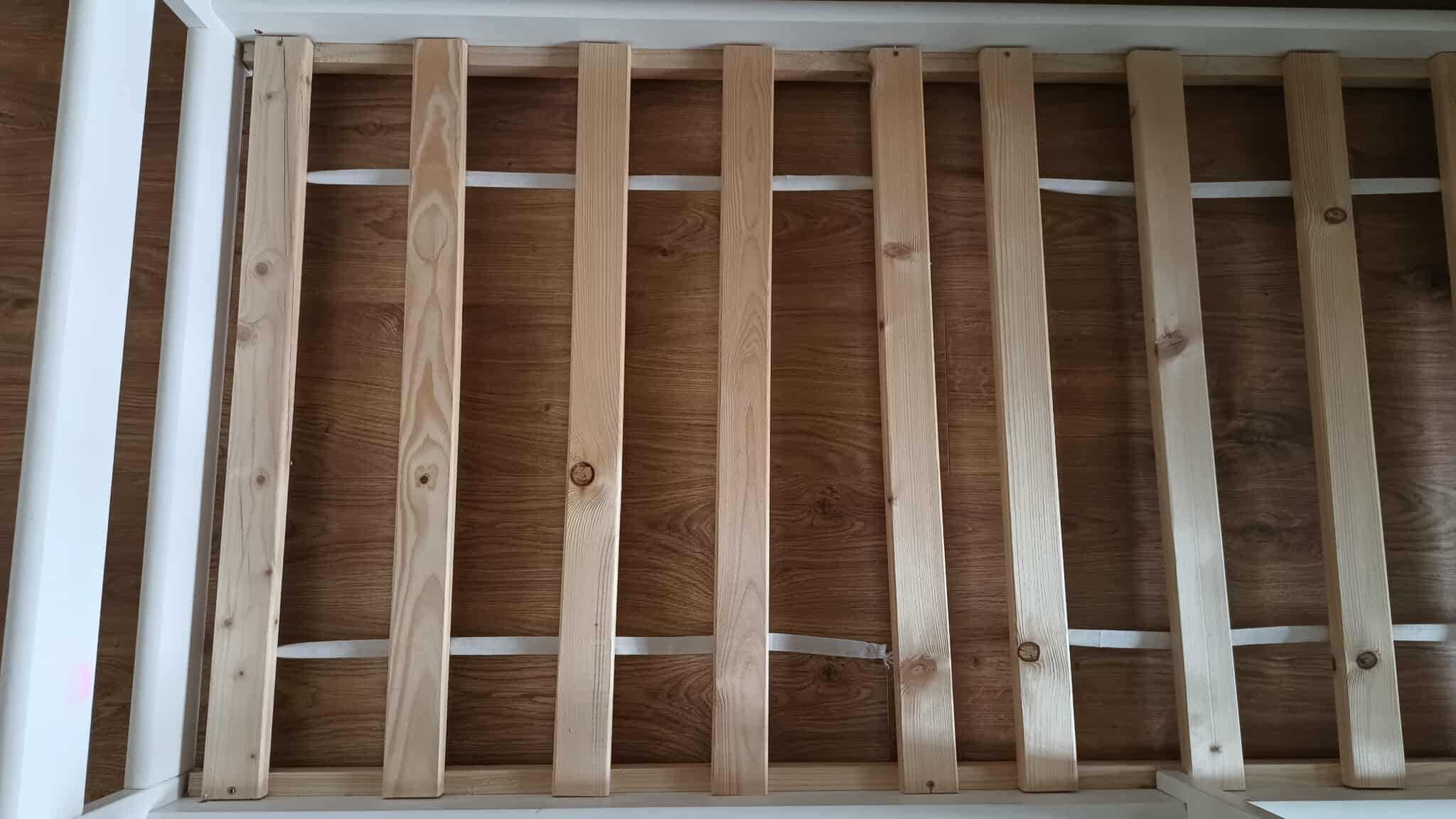Łóżko domek białe z barierkami 160x80