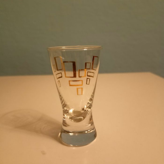 Jeden kieliszek do wódki z złotym wzorem w prostokąty