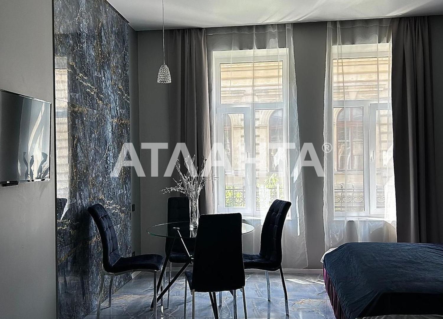 Продаються діючі апартаменти в центрі Львова.