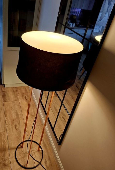 Lampa stojąca ,z czarnym abażurem.