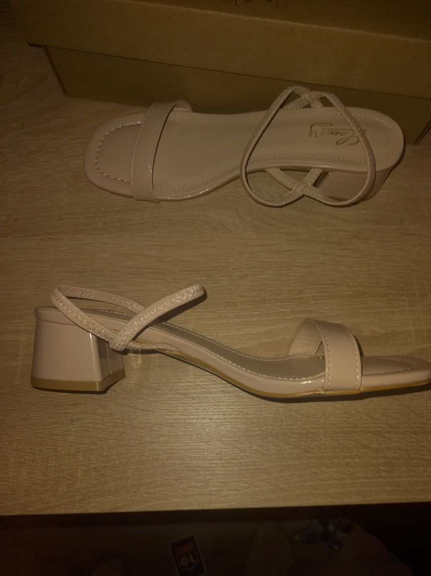 Eleganckie sandałki Lovey – rozmiar 38