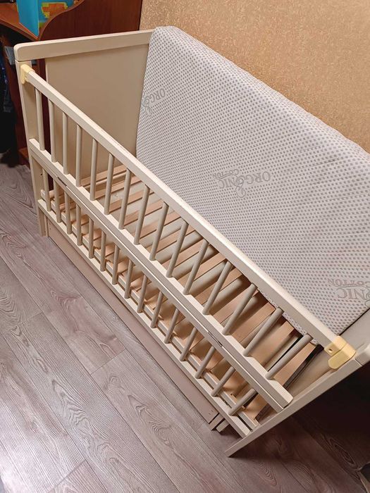 Дитяче дерев'яне ліжко