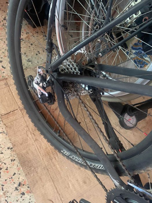 Bicicleta BTT com roda 27,5 com suporte de malas traseiro