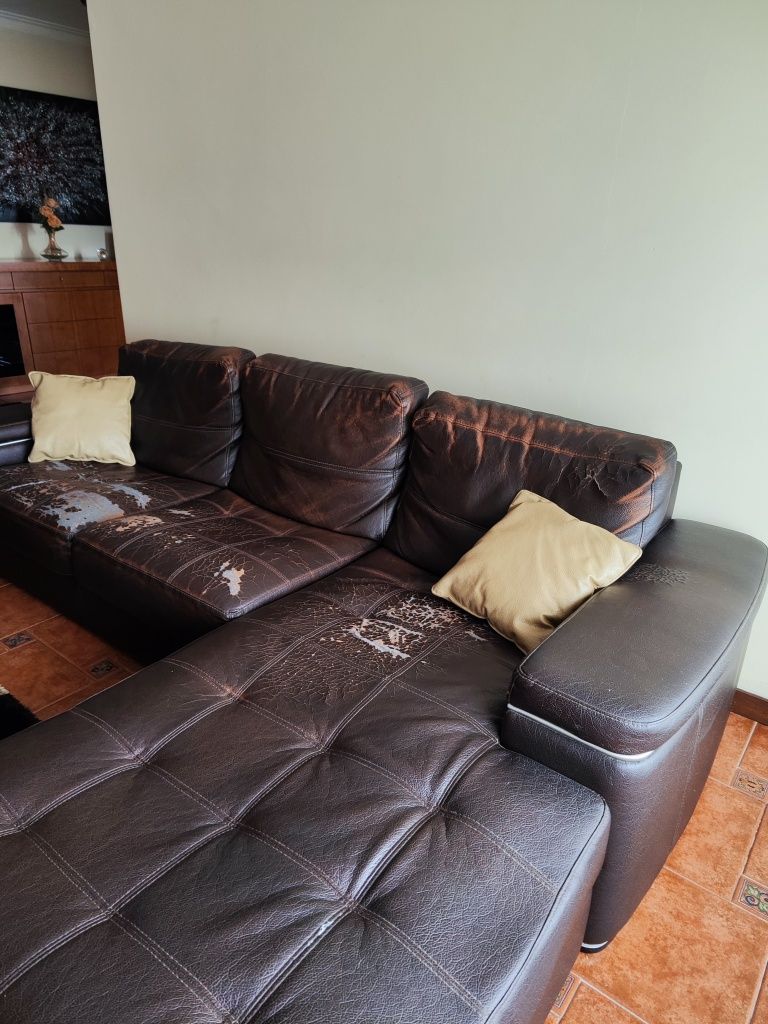 Sofá castanho com almofadas