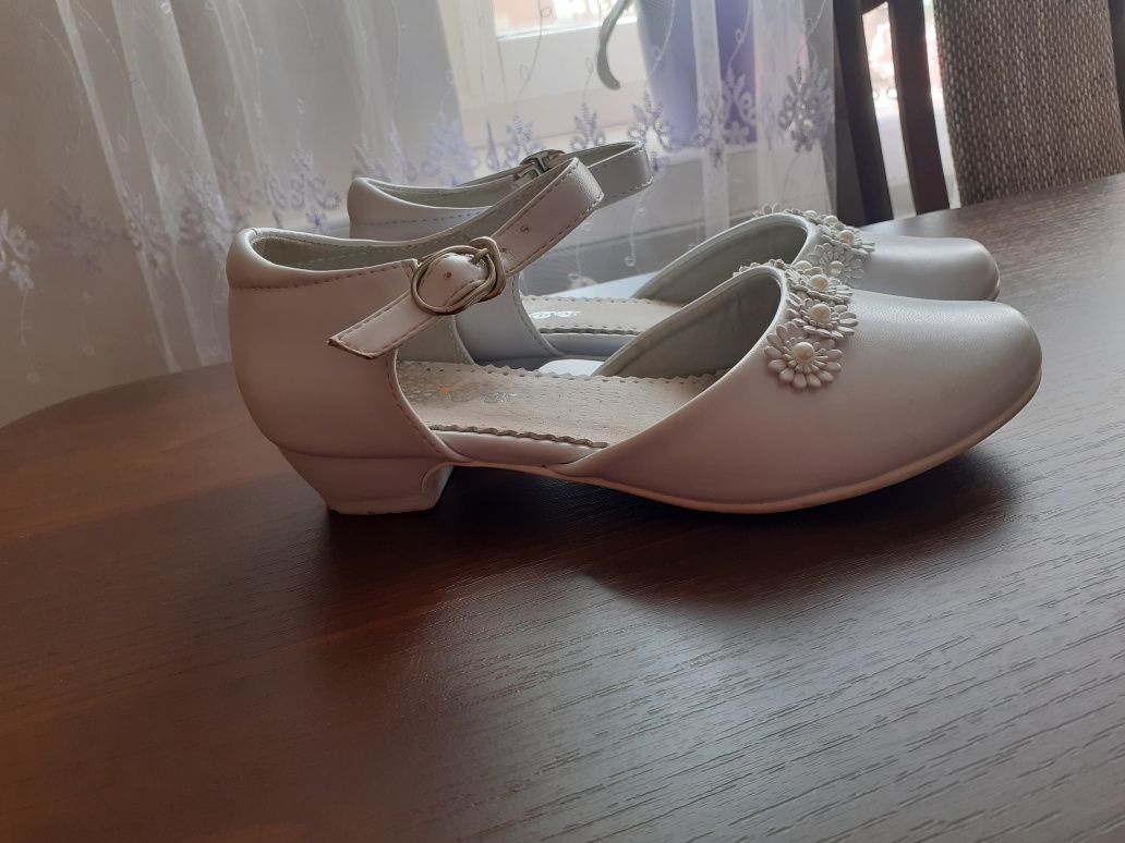 Białe pantofelki 34