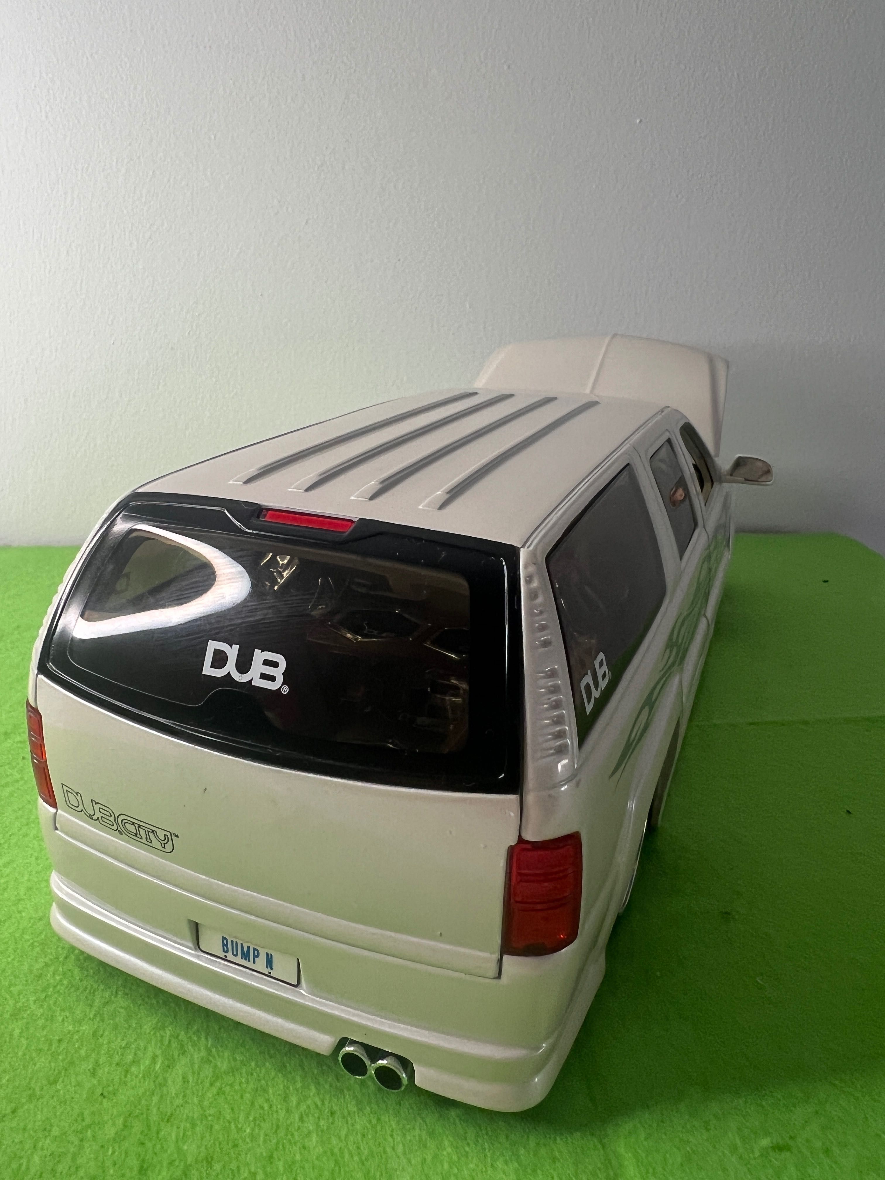 Chevrolet Suburban JadaToys 1:18 Branco – SUV DUB City Big Ballers