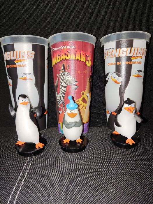 Kubki kolekcjonerskie z kina z figurkami.