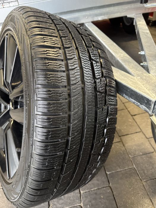 Ford Mustang, koła z oponami zimowymi 255/40 R19