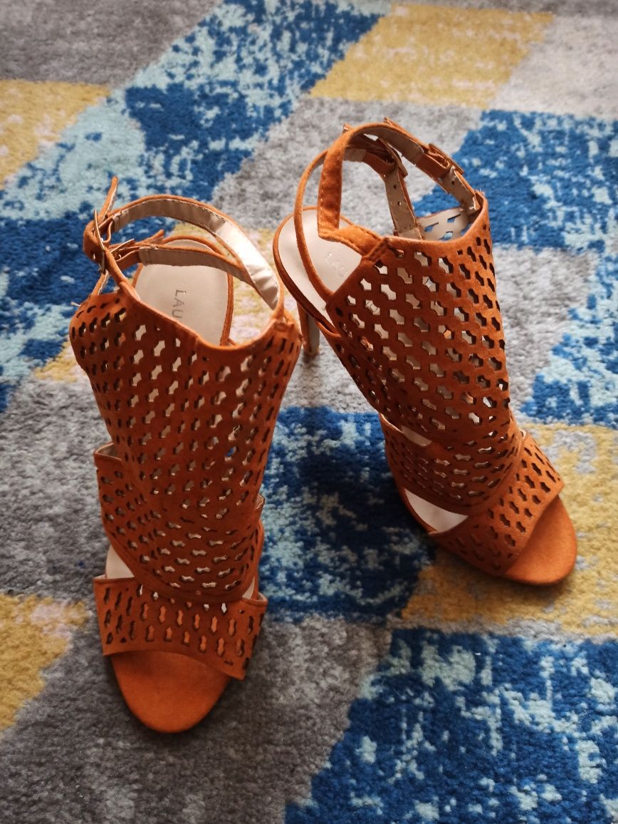 Nowe damskie rude ażurowe sandały na szpilce r 41