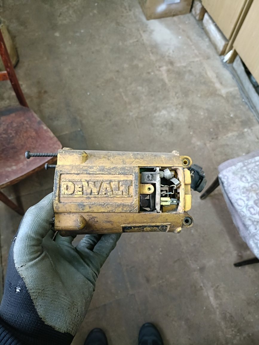 Запчастини до великої болгарки Dewalt.