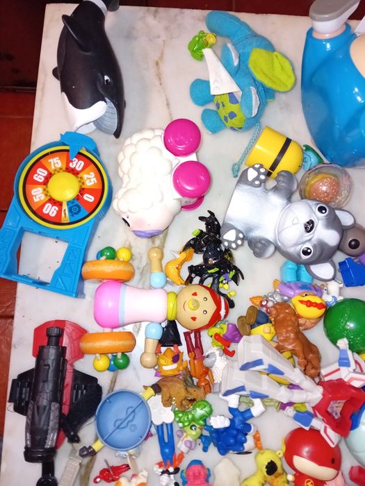 Conjunto de Bonecos e Figuras Diversos