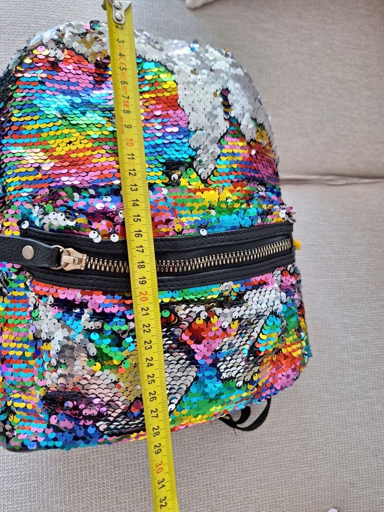 Mochila com lantejoulas colorida. Usada como nova