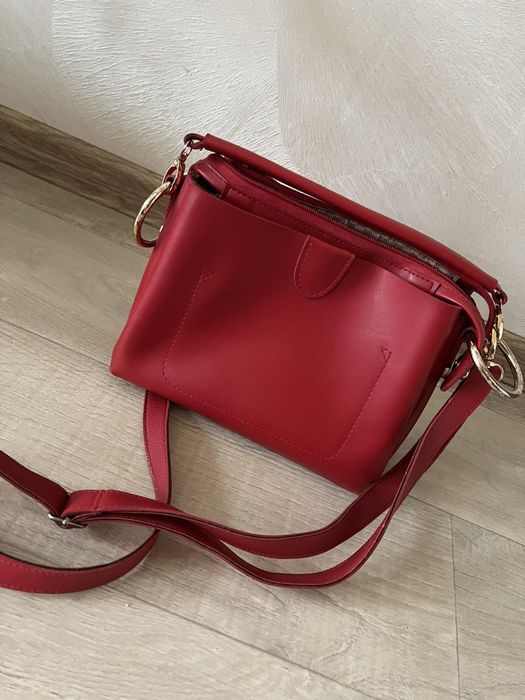 Червона сумка   .