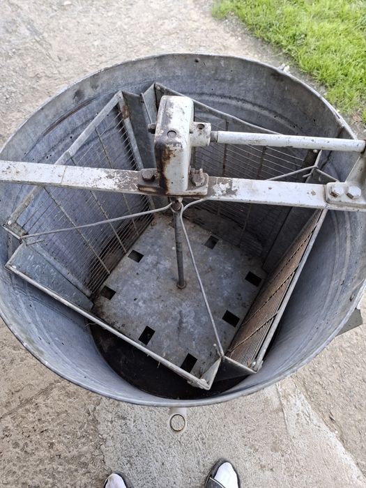 Miodziarka miodarka czteroramkowa wirówka do miodu zabytek PRL