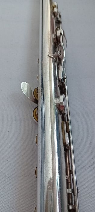 Flet poprzeczny yamaha z otwartymi klapami