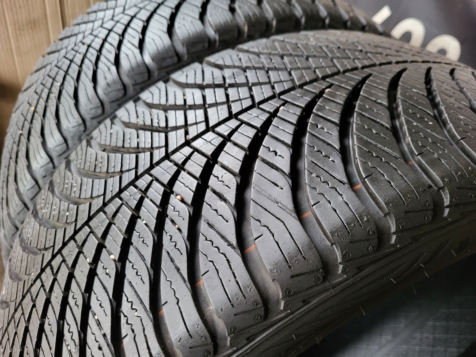 Opony wielosezonowe 225/40/18 Goodyear 20rok 7mm