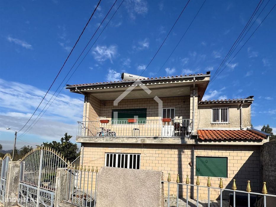 Moradia com 2 Habitações - Souto