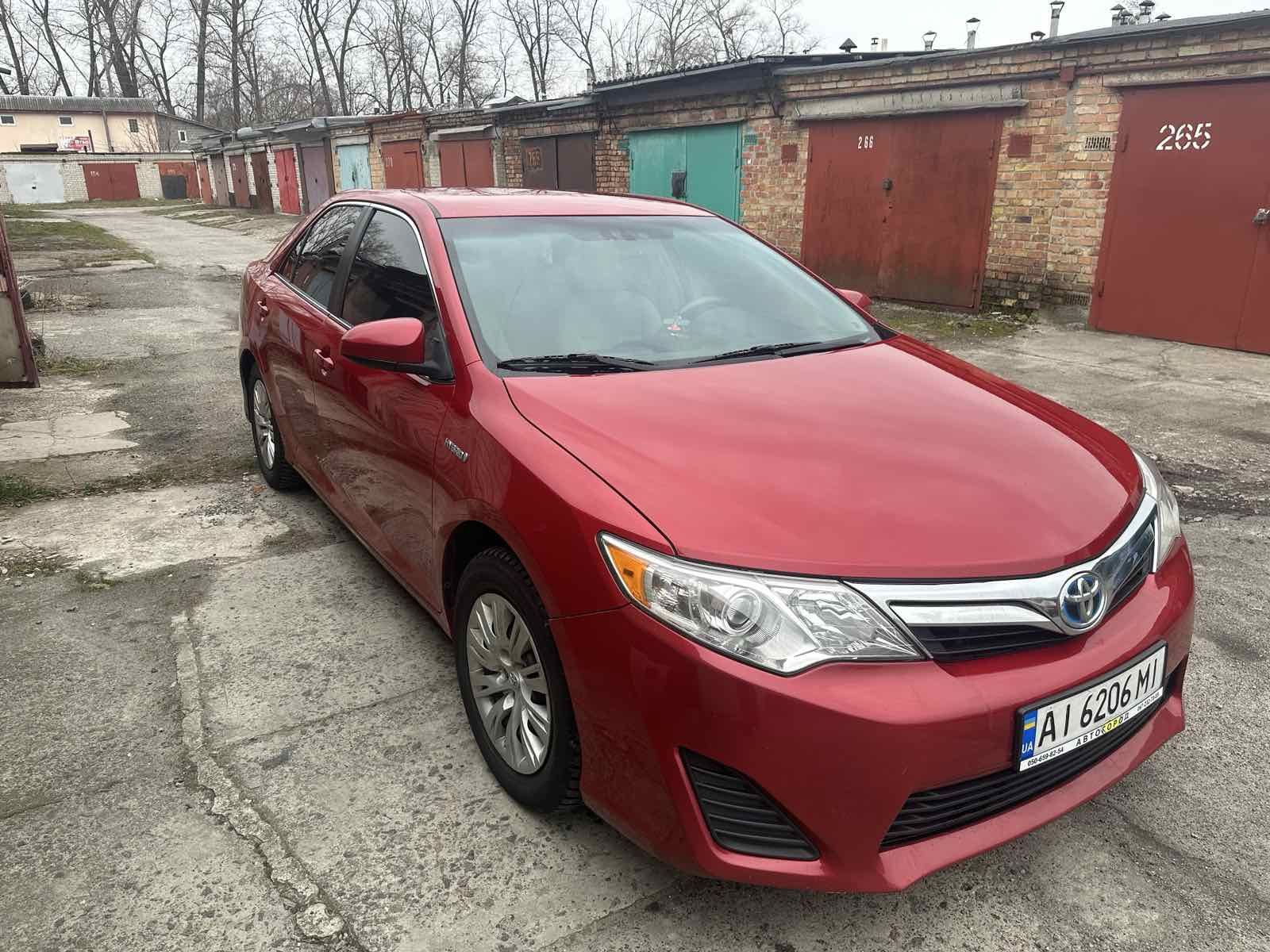 Продам Toyota Camry  гибрид 2.5. 2013 год. Новая ВВБ