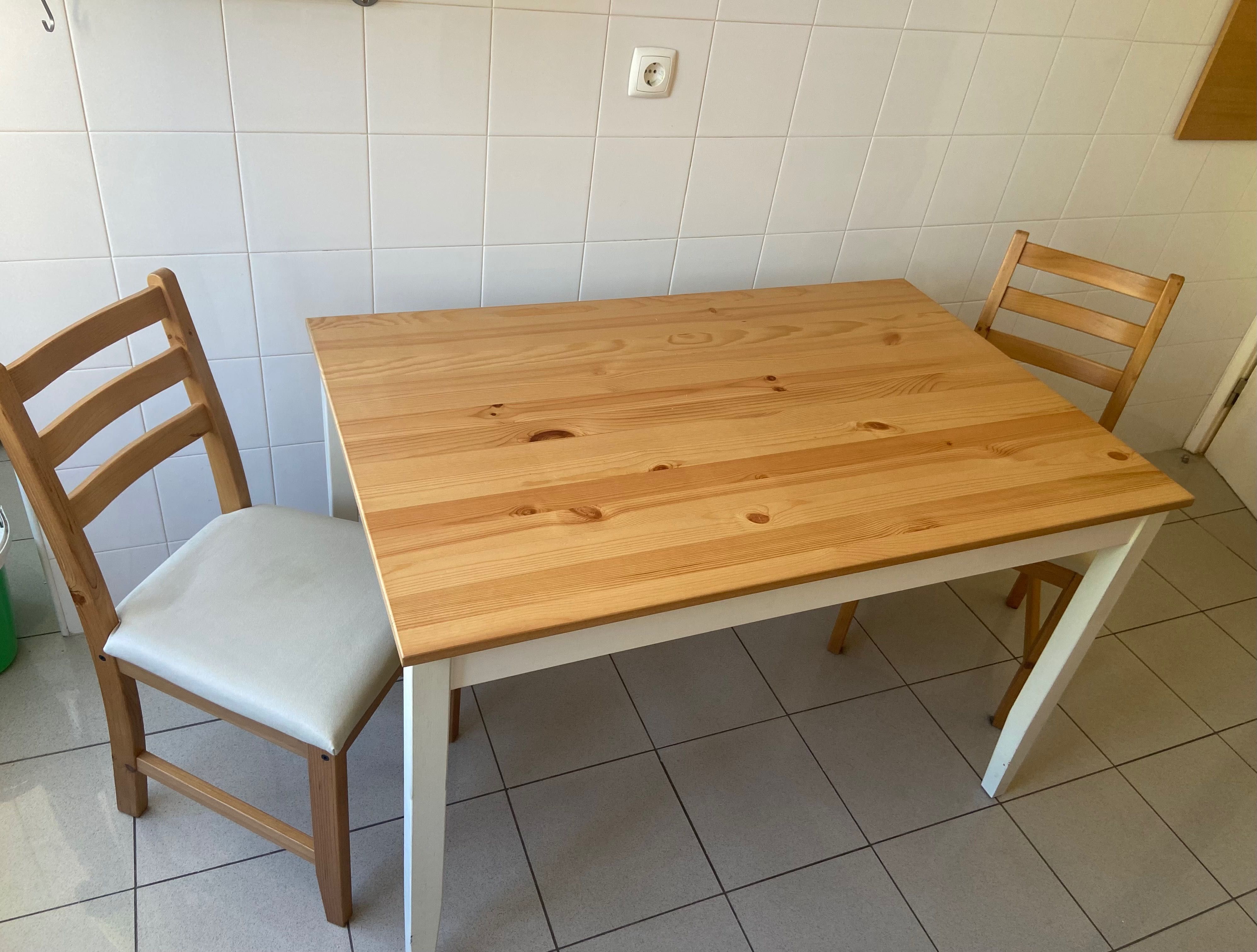 Mesa de cozinha com 2 cadeiras