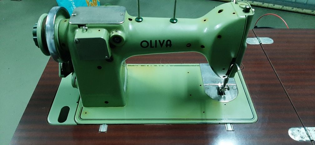 Máquina de costura Oliva CL-50 com móvel