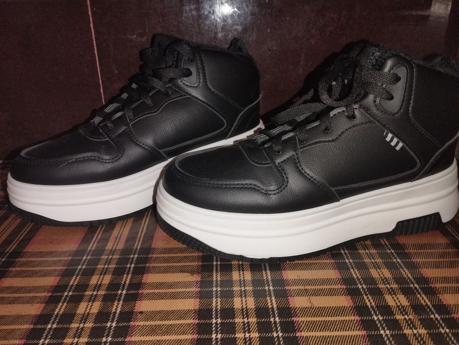 Продам женские,теплые ботинки - кросовки 36размер