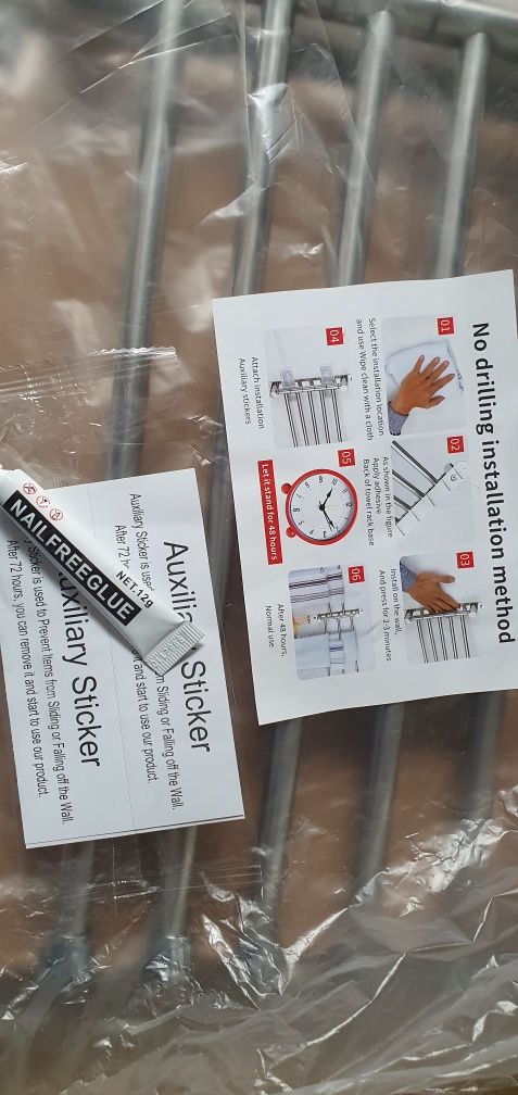 Wieszak obrotowy łazienkowy ruchomy na ręczniki srebrny