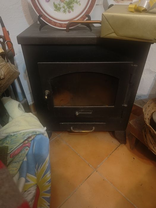 Salamandra a lenha com tubagem.