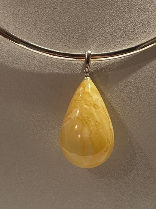 Wisiorek z bursztynu