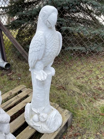 Rzeźba Ogrodowa PAPUGA NA PNIU Figura Ogrodowa Papuga Betonowa Ozdoba