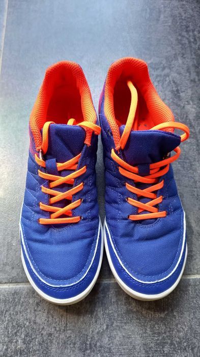 Buty sportowe halówki Kipsta, roz. 35