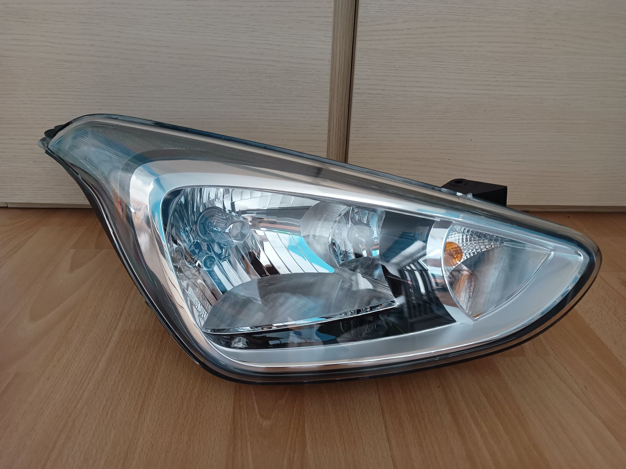Hyundai i10 II lift lampa prawa reflektor