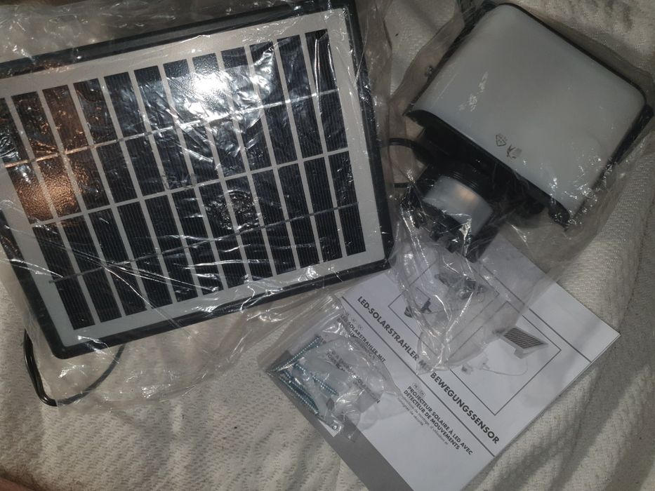 Reflektor lampa z panelem solarnym i sensorem ruchu