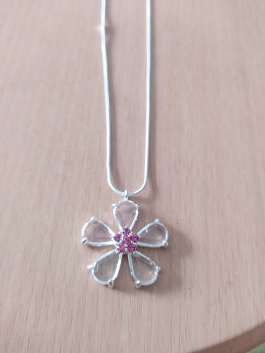 Colar flor prateado NOVO