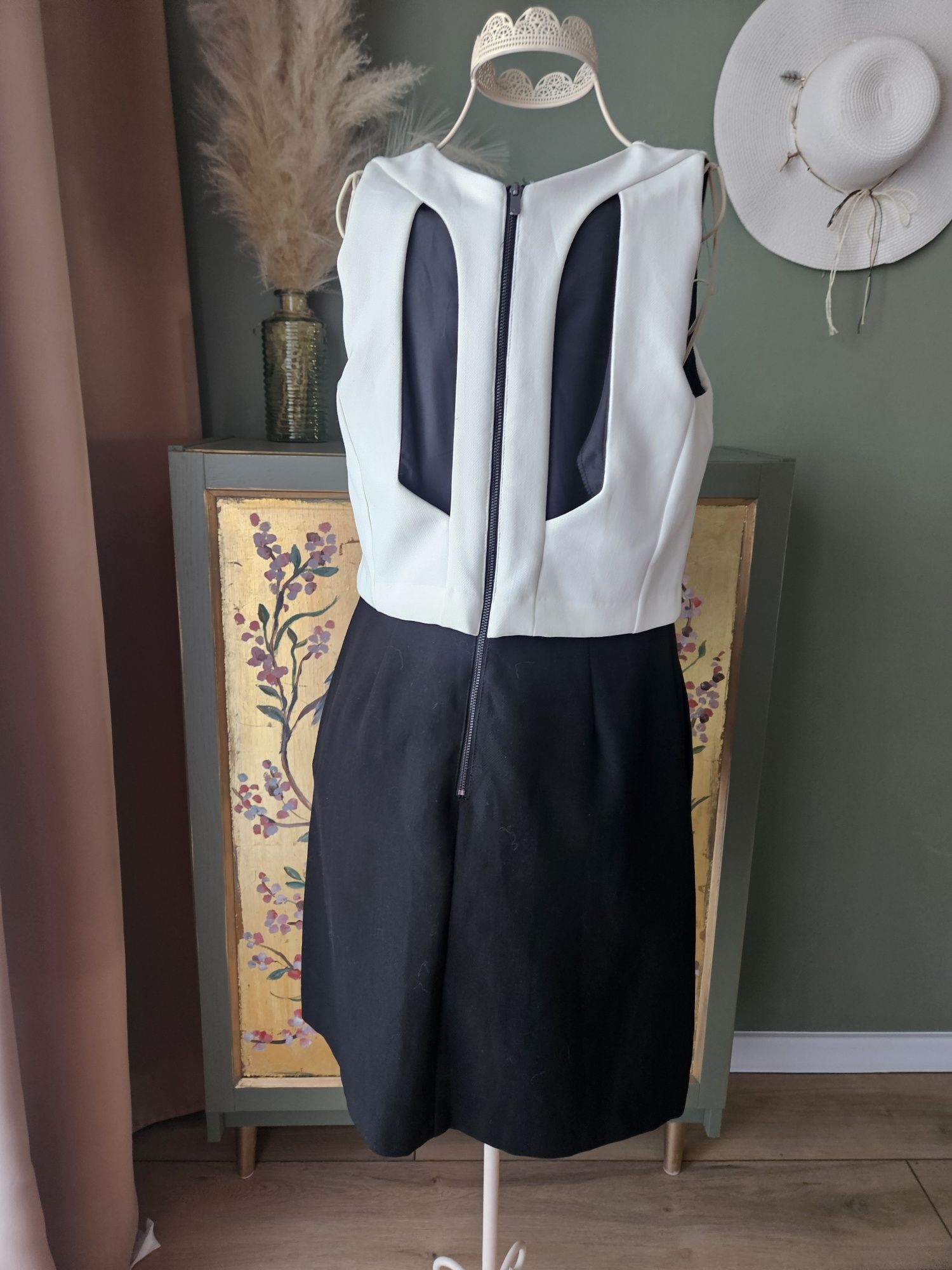 Elegancka czarno-biała sukienka damska Next Tailoring z ozdobnym tyłem