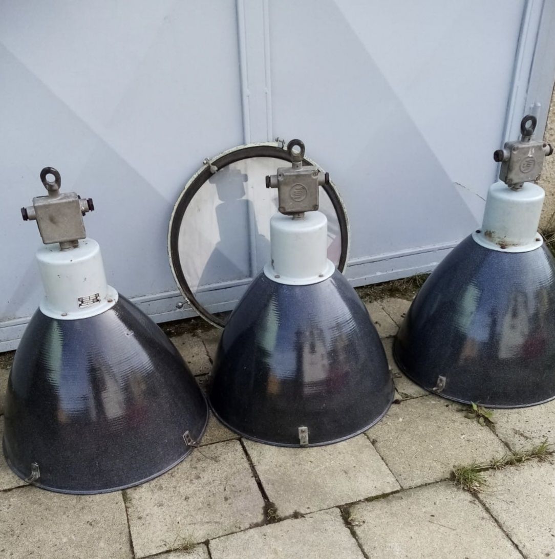 Stare wiszące lampy przemysłowe