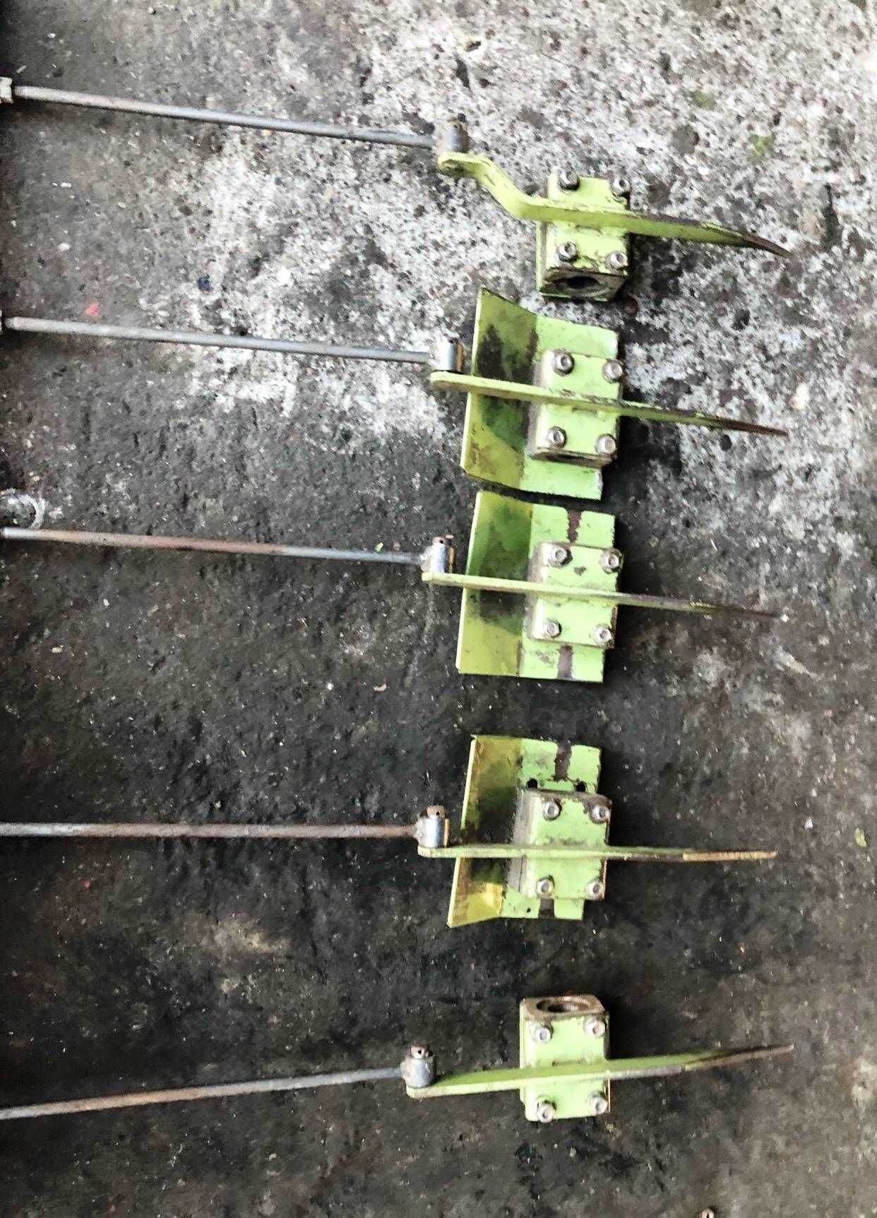Zgarniacz słomy palec aktywny 1 szt  claas Dominator 76,78,86,98,108
