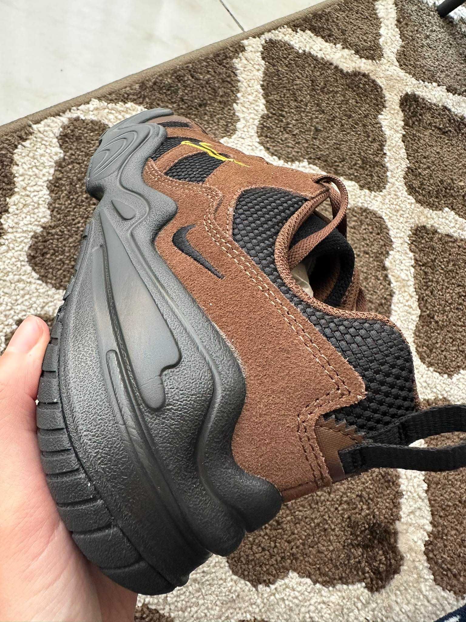 Ténis modelo Nike Tech Hera tamanho 41 castanhos homem sapatilhas