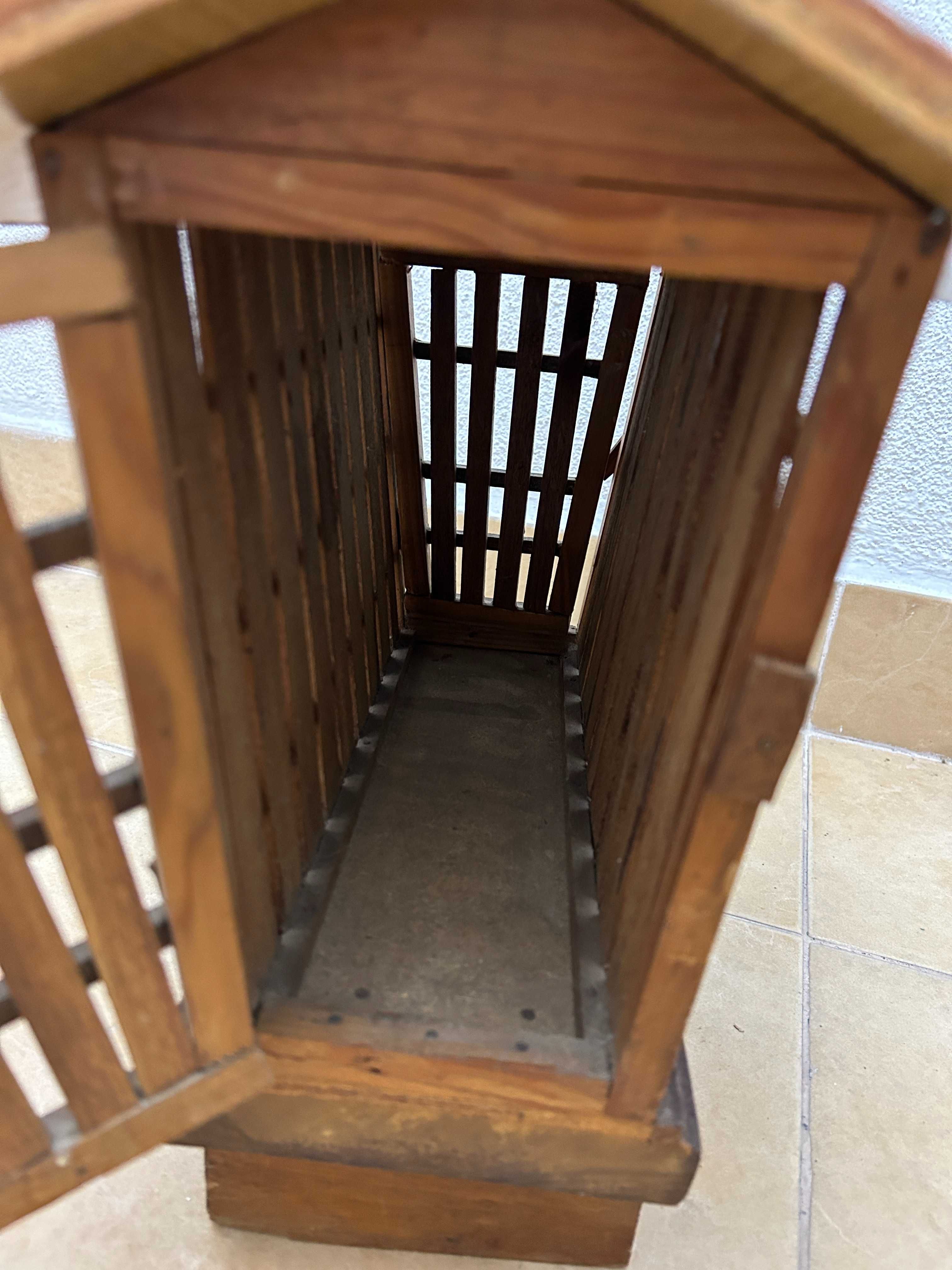 Milheiro em madeira com portas