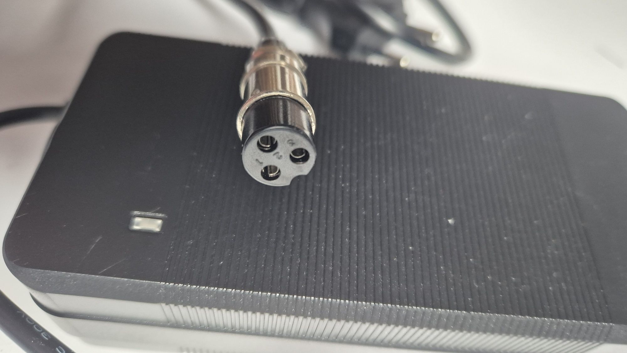Ładowarka 4A do hulajnogi, roweru elektrycznego 48V