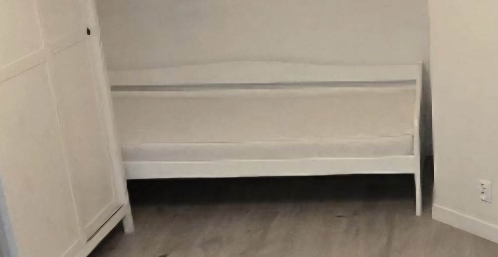 Łóżko z materacem