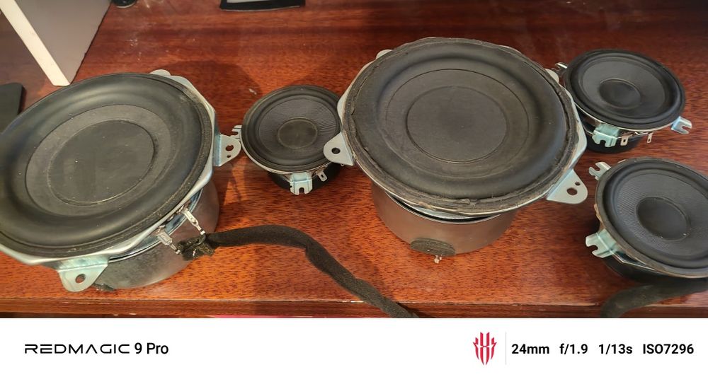 Динамики от калонки bowers Wilkins zeppelin air