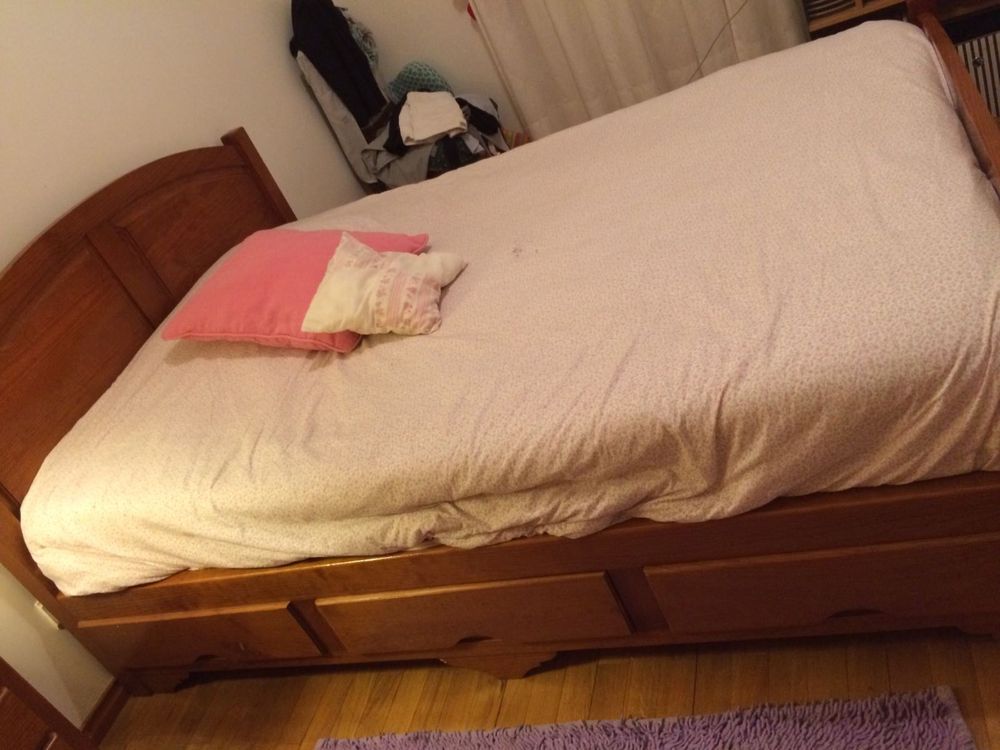 Cama de madeira com gavetas