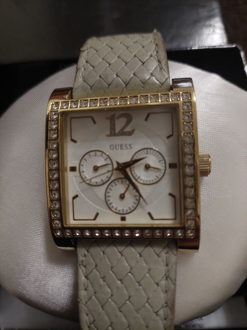 Женские часы Guess